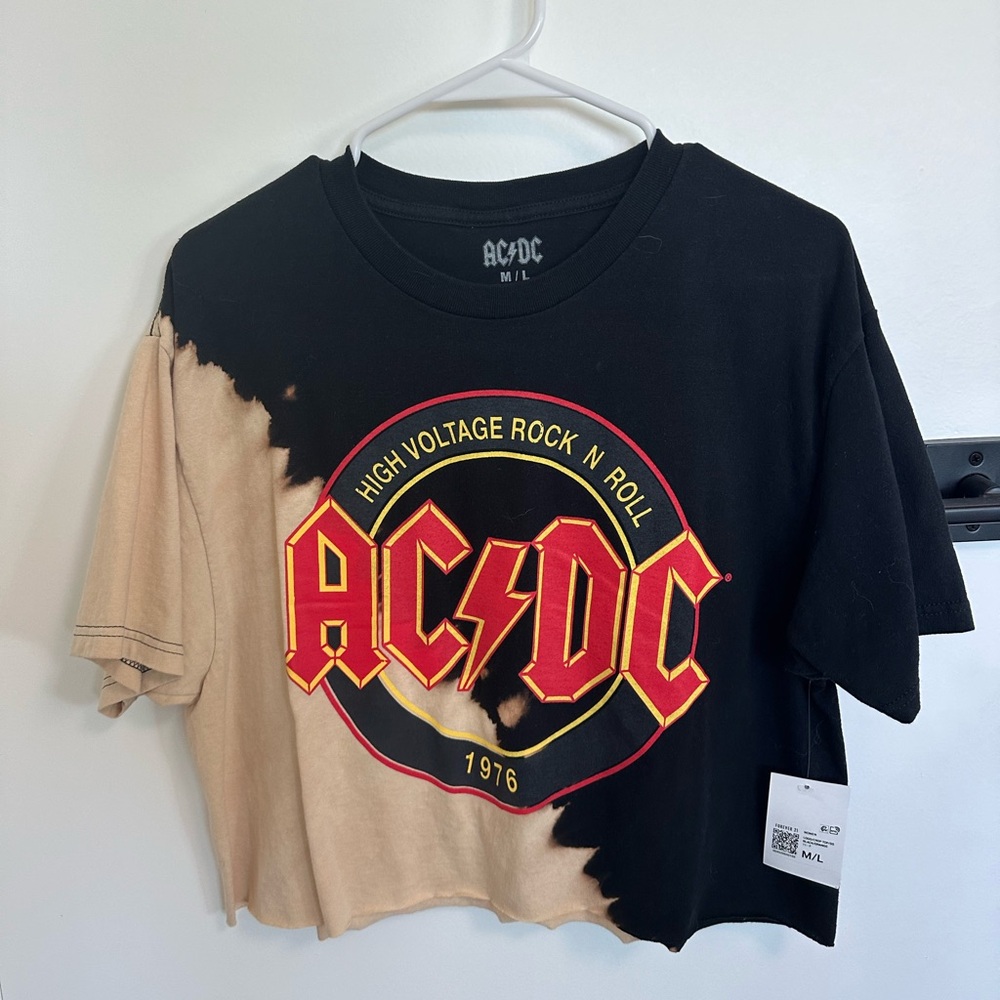 Cropped graphic tee shirt